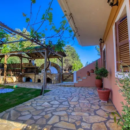 Christinas Lofts Ágios Matthaíos